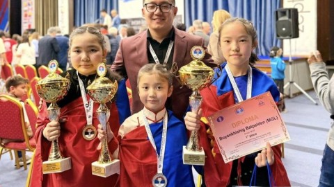 СУРАГЧИД ШАТРЫН ДЭЛХИЙН АВАРГА ШАЛГАРУУЛАХ ТЭМЦЭЭНЭЭС ХОЁР АЛТ, НЭГ МӨНГӨН МЕДАЛЬ ХҮРТЖЭЭ