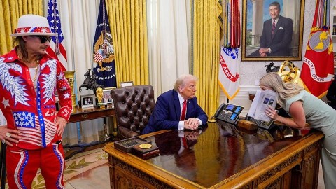 ДОНАЛЬД ТРАМП АМЕРИКЧУУДЫГ ЭНТЕРТАЙНМЕНТ САЛБАРЫН МӨЛЖЛӨГӨӨС ХАМГААЛАХ ТУШААЛ ГАРГАЖЭЭ